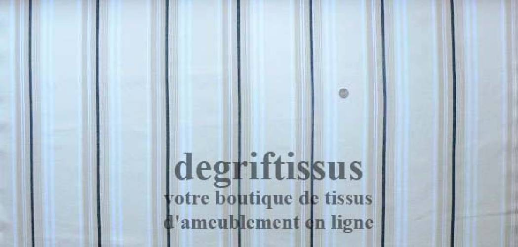 Dégriftissus vous propose ce tissu d&#039;ameublement rayé beige, écru et noir Tissu d&#039;ameublement très épais et solide, doublé latex