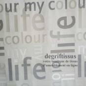 Satiné lettres gris Dégriftissus vous propose ce tissu d'ameublement satiné tissé, gris avec lettres grises, de haute qualité, p